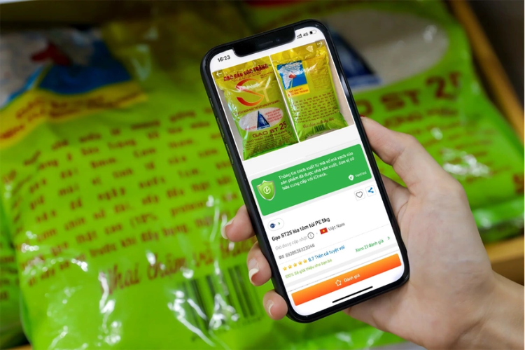 Người dùng quét tem QR chống giả bằng iCheck Scan để xác thực nguồn gốc và kiểm tra tính hợp lệ của sản phẩm.