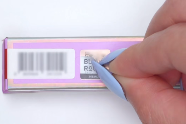 Bạn chỉ cần nhẹ nhàng tháo lớp tem này, sau đó dùng điện thoại thông minh quét mã QR. Mã QR sẽ dẫn bạn đến hệ thống xác thực tại nemoinsight.com 