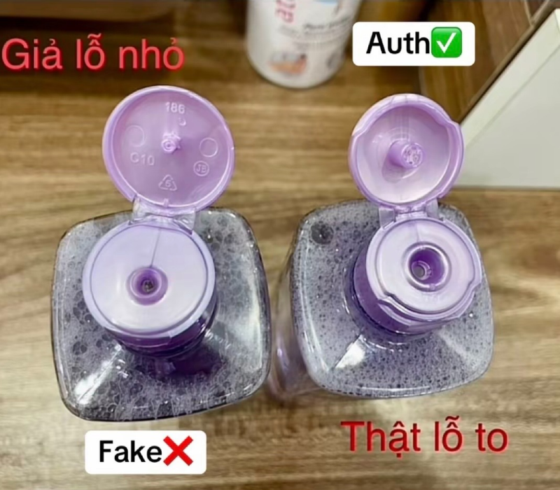 Nhận thấy sự khác biệt rõ về miệng chai khi đặt hai sản phẩm cạnh nhau.