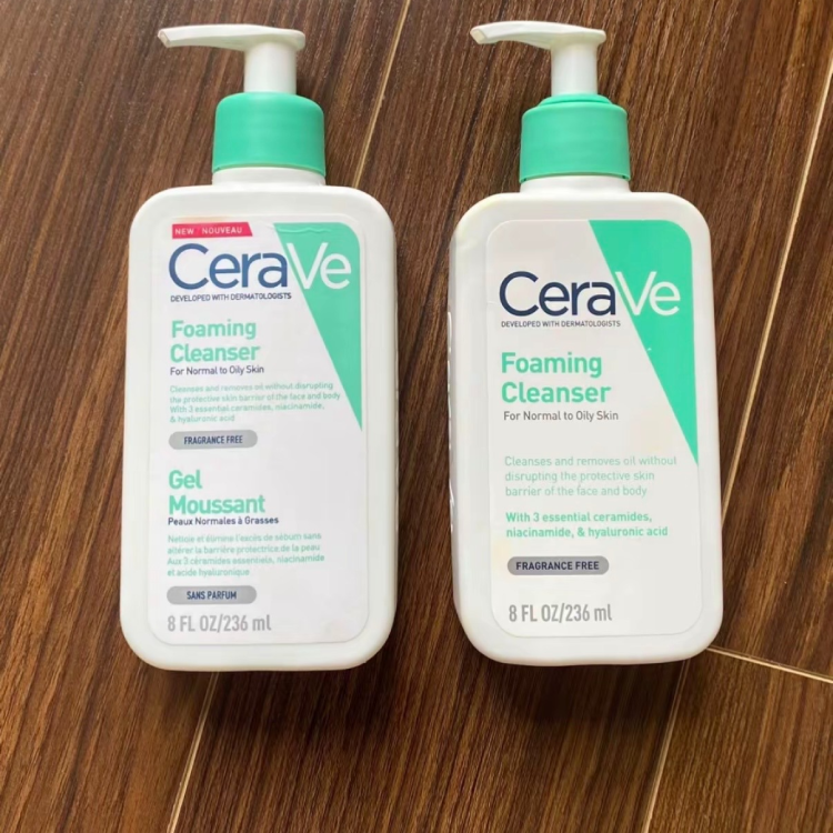 Khi kiểm tra sữa rửa mặt CeraVe, hãy quan sát kỹ các dòng chữ và màu sắc trên bao bì.