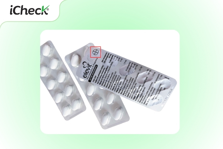 Vỉ Elevit in tên và logo hãng Bayer phía trên góc - thành phần các chất phía dưới