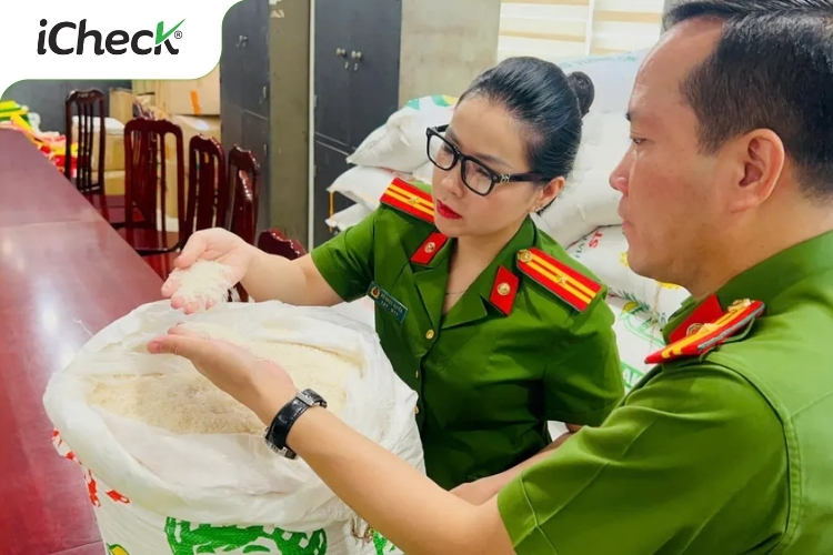 Lực lượng chức năng kiểm tra gạo ST25 bị làm giả