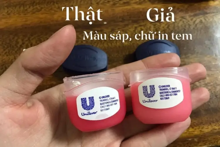 Màu sáp và chữ in tem của sản phẩm chính hãng cũng rõ nét hơn sản phẩm giả