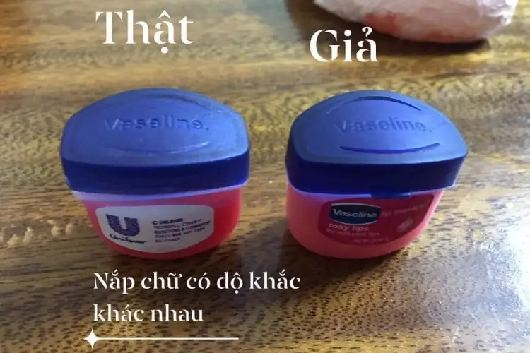 Vaseline thật được khắc chữ dập chìm trên nắp hũ son, trong khi đó Vaseline giả chỉ in trên bề mặt nắp