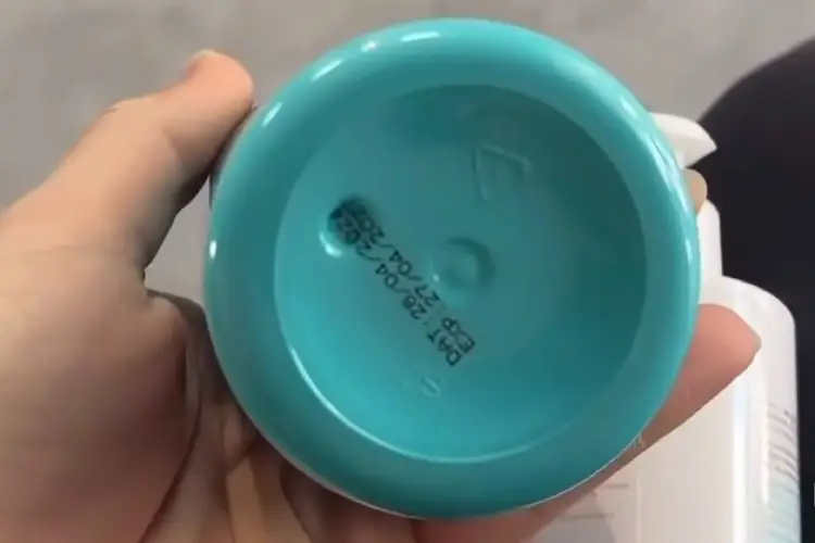 Ngược lại, hàng giả in cả ngày sản xuất (DAT) và ngày hết hạn (EXP) ở đáy chai.