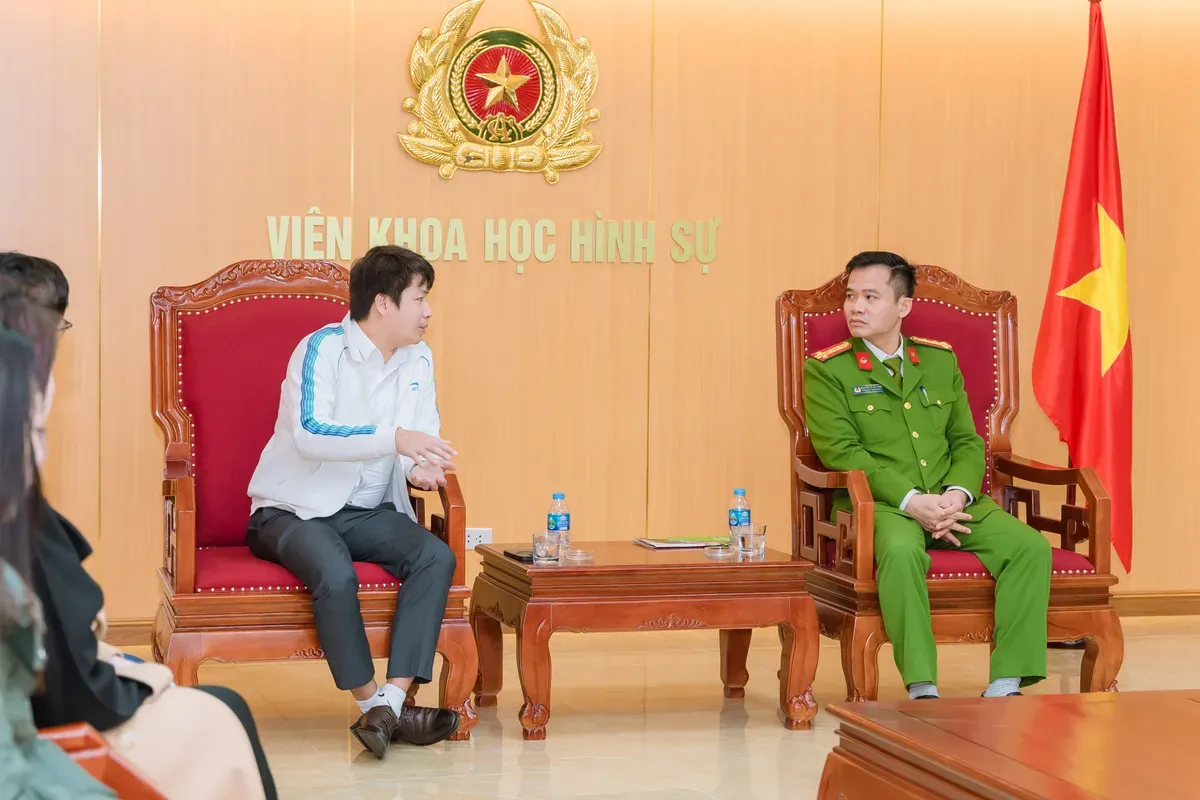 Đại diện iCheck và Trung tâm 4 Viện KHHS hợp tác in tem chống hàng giả. Nguồn: VTV.vn
