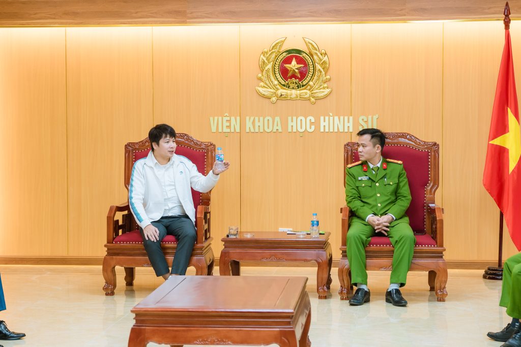 Đại tá Nguyễn Đỗ Hải Nam Và Ông Vũ Thế Tuấn trong cuộc thảo luận về tầm quan trọng của chuyển đổi số cũng như ứng dụng trong công tác chống giả.