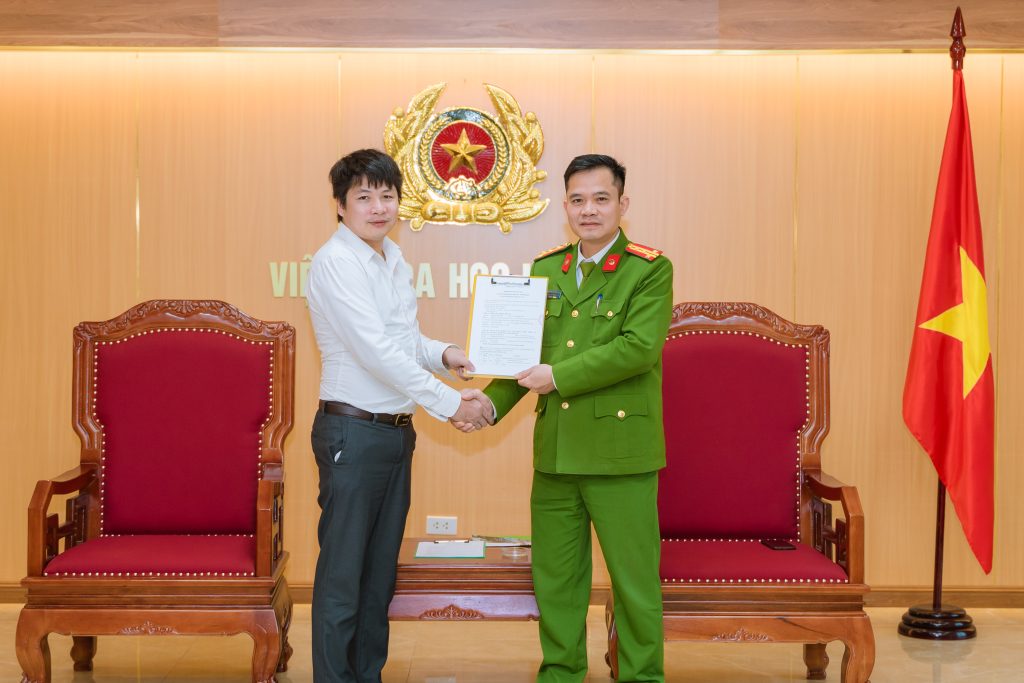 Đại tá Nguyễn Đỗ Hải Nam (Bên phải) Và Ông Vũ Thế Tuấn (Bên trái) Ký ký kết thỏa thuận hợp tác, đánh dấu sự phối hợp chặt chẽ trong việc triển khai tem chống giả QR Code.