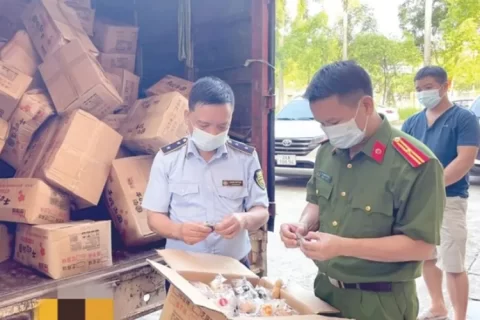 Lực lượng chức năng thu giữ hàng giả, cảnh báo nạn hàng nhái tràn lan.