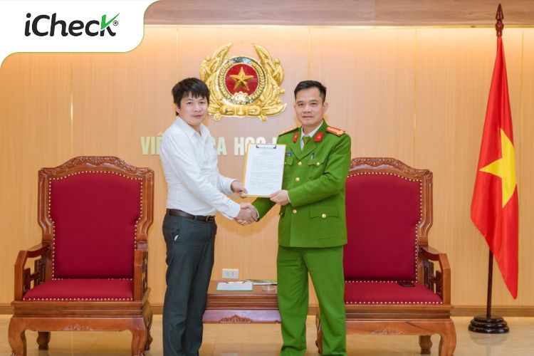 Đại tá Nguyễn Đỗ Hải Nam (phải) và ông Vũ Thế Tuấn (trái) ký kết hợp tác, thúc đẩy triển khai tem chống giả QR Code.