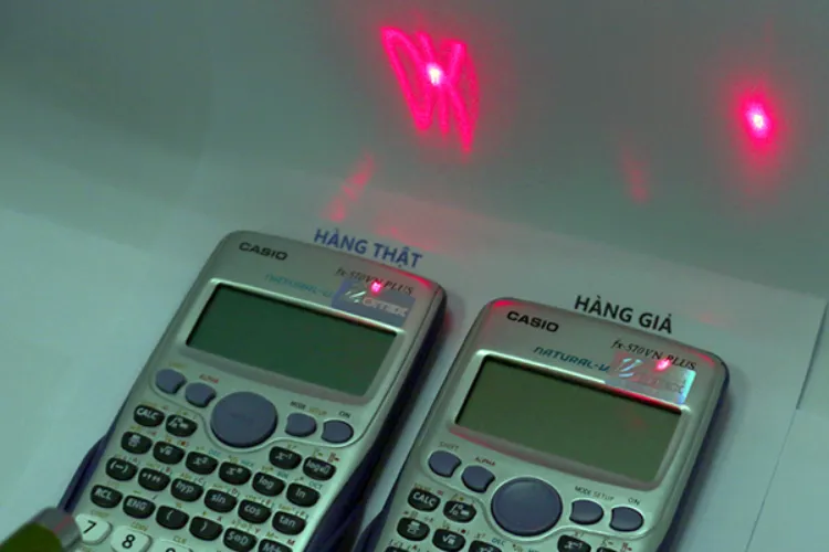 Hình ảnh so sánh thực tế máy tính Casio thật và giả qua kiểm tra tem chống giả bằng đèn laser