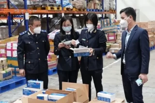 Lực lượng chức năng kiểm tra hàng hóa, ngăn chặn hàng giả bảo vệ quyền lợi người tiêu dùng