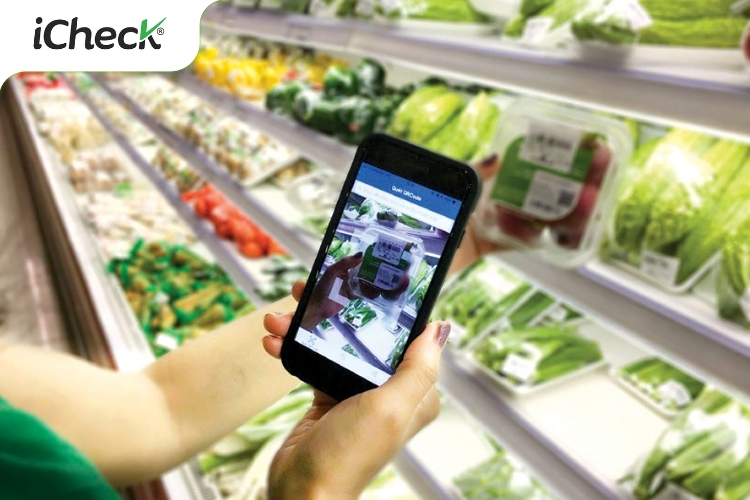 Người tiêu dùng quét mã QR truy xuất nguồn gốc quả cà chua