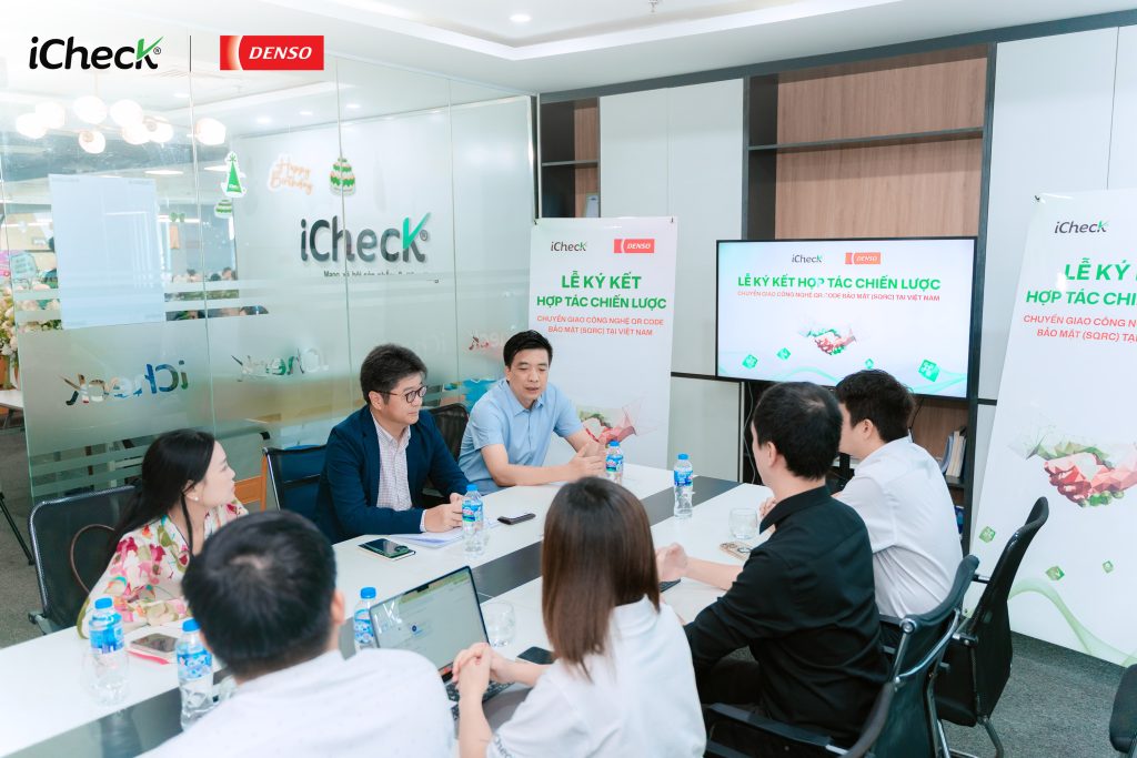 Đại diện iCheck và DENSO cùng thảo luận triển khai công nghệ SQRC vào giải pháp tem chống giả tại Việt Nam.
