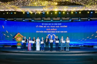 Đại diện iCheck, ông Nguyễn Văn Chính - Phó Tổng Giám đốc Công ty Cổ phần iCheck nhận cúp và chứng nhận giải Đồng sản phẩm Make in Viet Nam