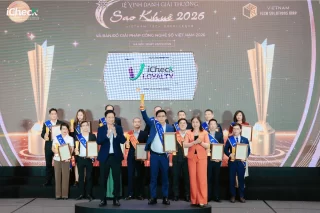 Đại diện iCheck, &ocirc;ng B&ugrave;i Văn Tuệ &ndash; Project Manager iCheck Loyalty nhận Giải thưởng Sao Khu&ecirc; 2026 tại hạng mục Quản trị Nghiệp vụ